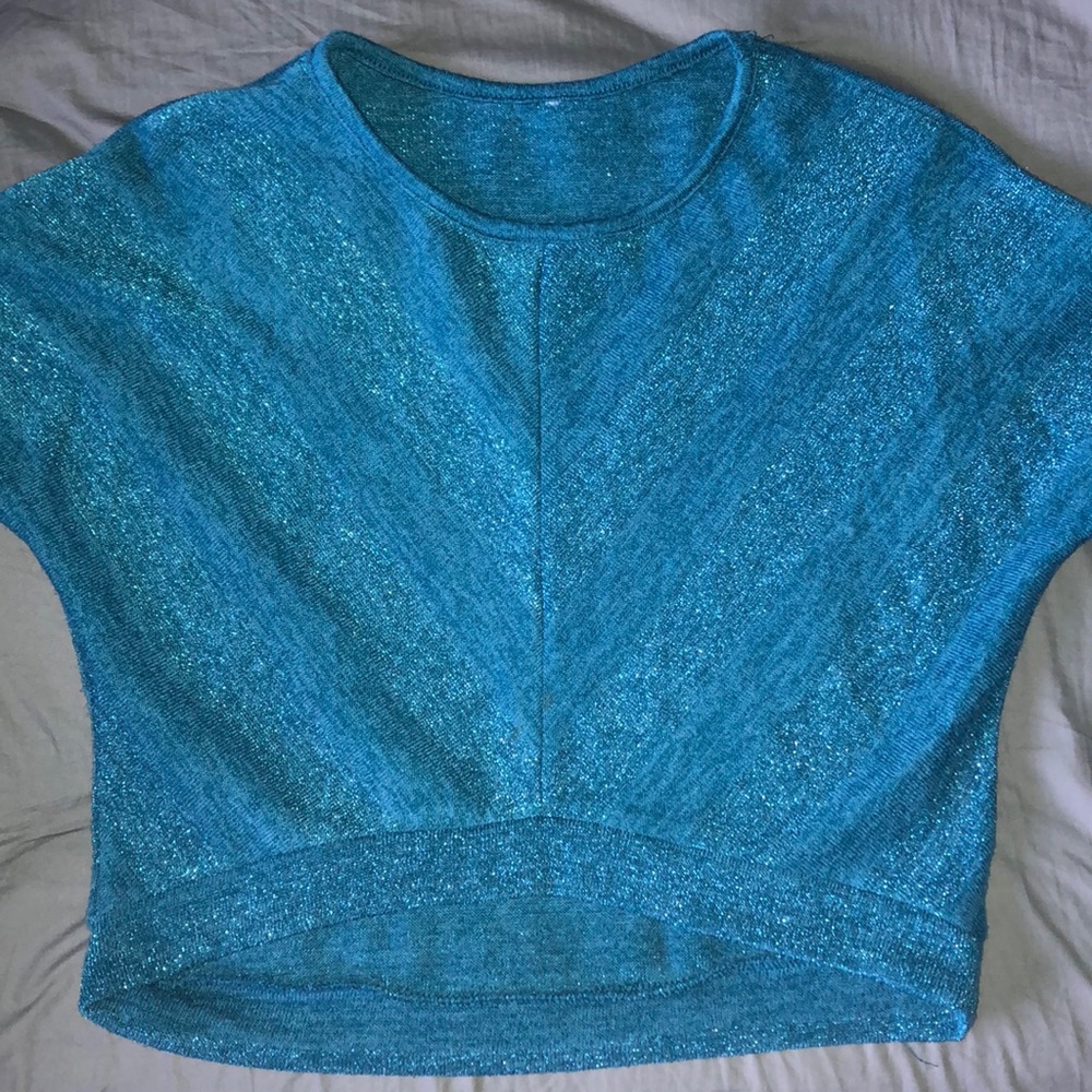 Cropped blue chevron glitter tee